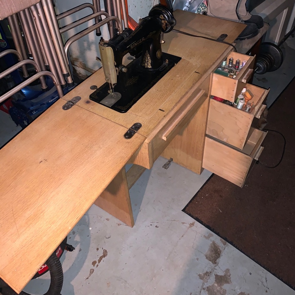 Sewing Machine - Picture 3 of 6